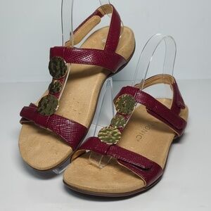 Vionic Farrah woven embossed burgundy sandals womans size 6.5 (wide)